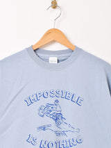 【3色展開】 プリントTシャツ「IMPOSSIBLE IS NOTHING」」