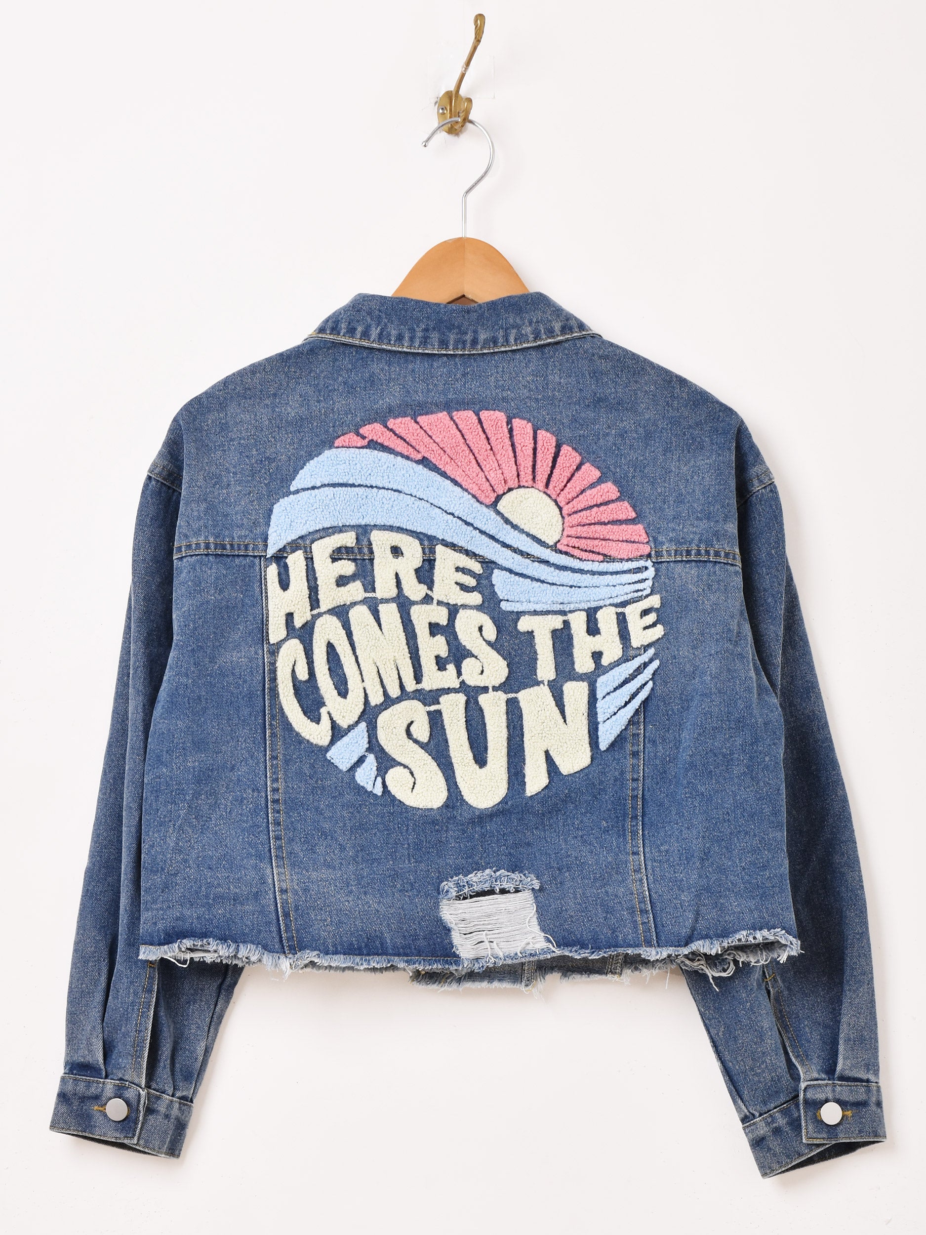 バック刺繍 デニムジャケット「HERE COMES THE SUN」 – 古着屋