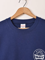 【3色展開】 プリント スウェットシャツ「HIT THE PANIC BUTTON」