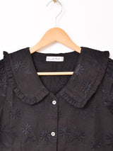 【3色展開】Emerald Motel フリルカラー 刺繍 半袖ブラウス