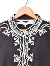 【2色展開】マンダリンカラー 刺繍ブラウス