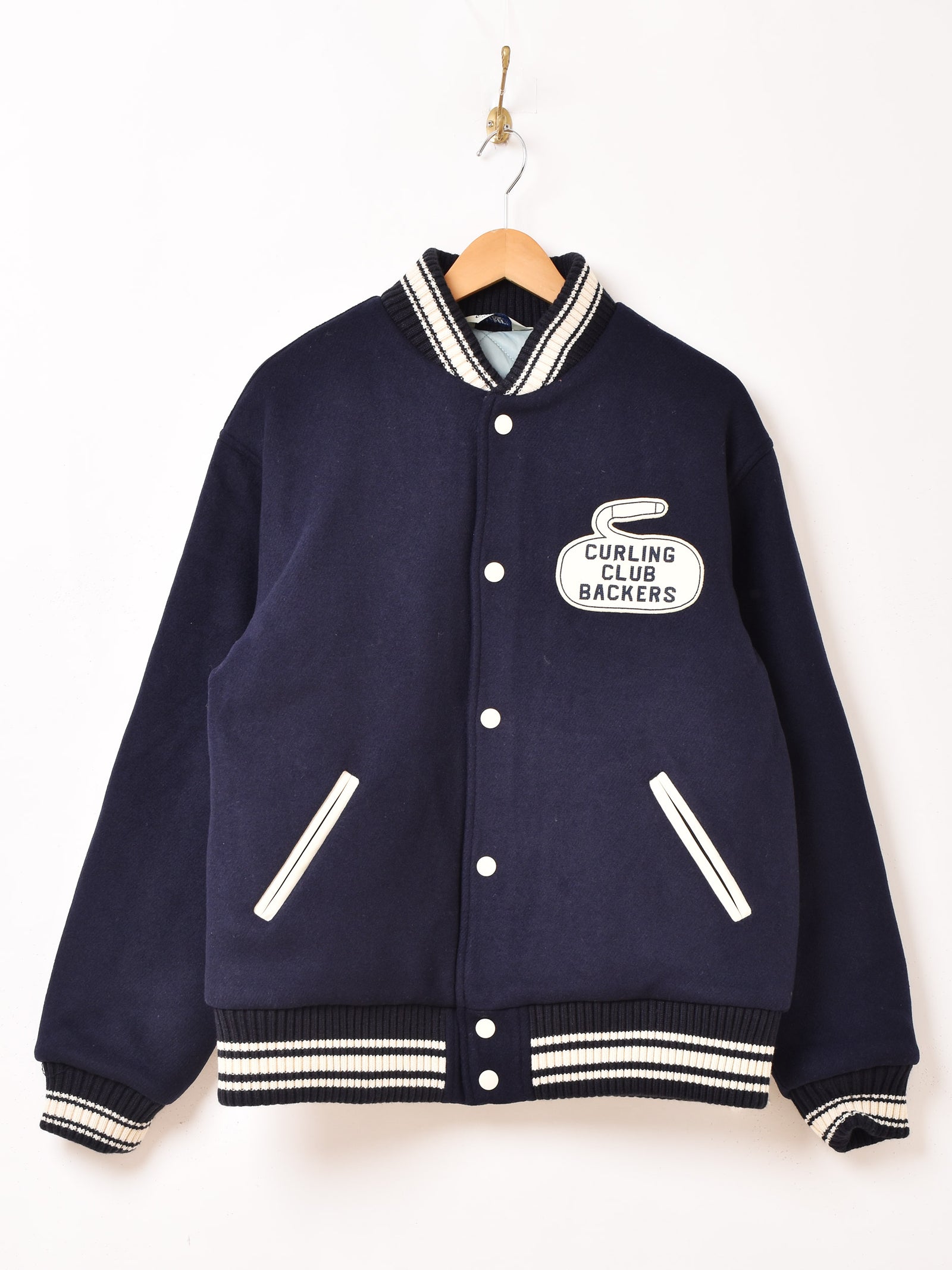 2色展開】Backers パッチ刺繍 スタジアムジャケット「CURLING CLUB 