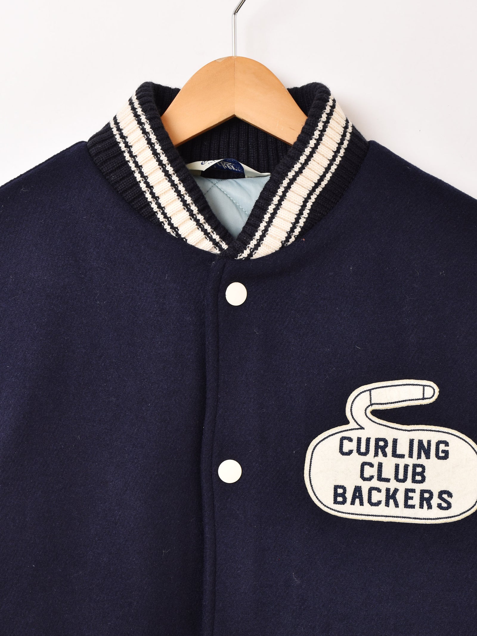2色展開】Backers パッチ刺繍 スタジアムジャケット「CURLING CLUB 