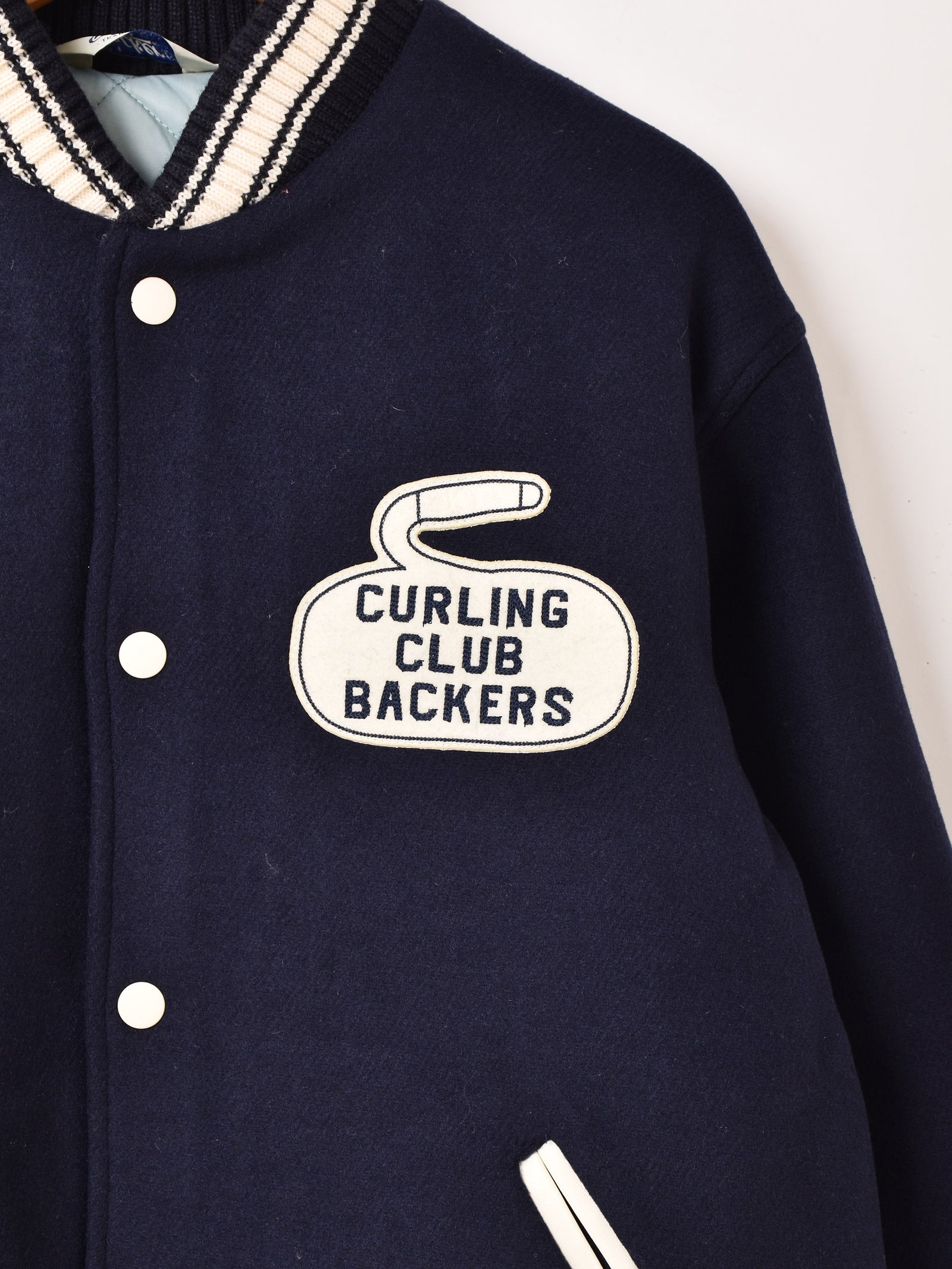 2色展開】Backers パッチ刺繍 スタジアムジャケット「CURLING CLUB 
