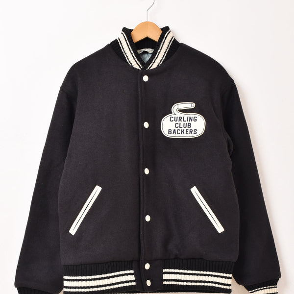 2色展開】Backers パッチ刺繍 スタジアムジャケット「CURLING CLUB