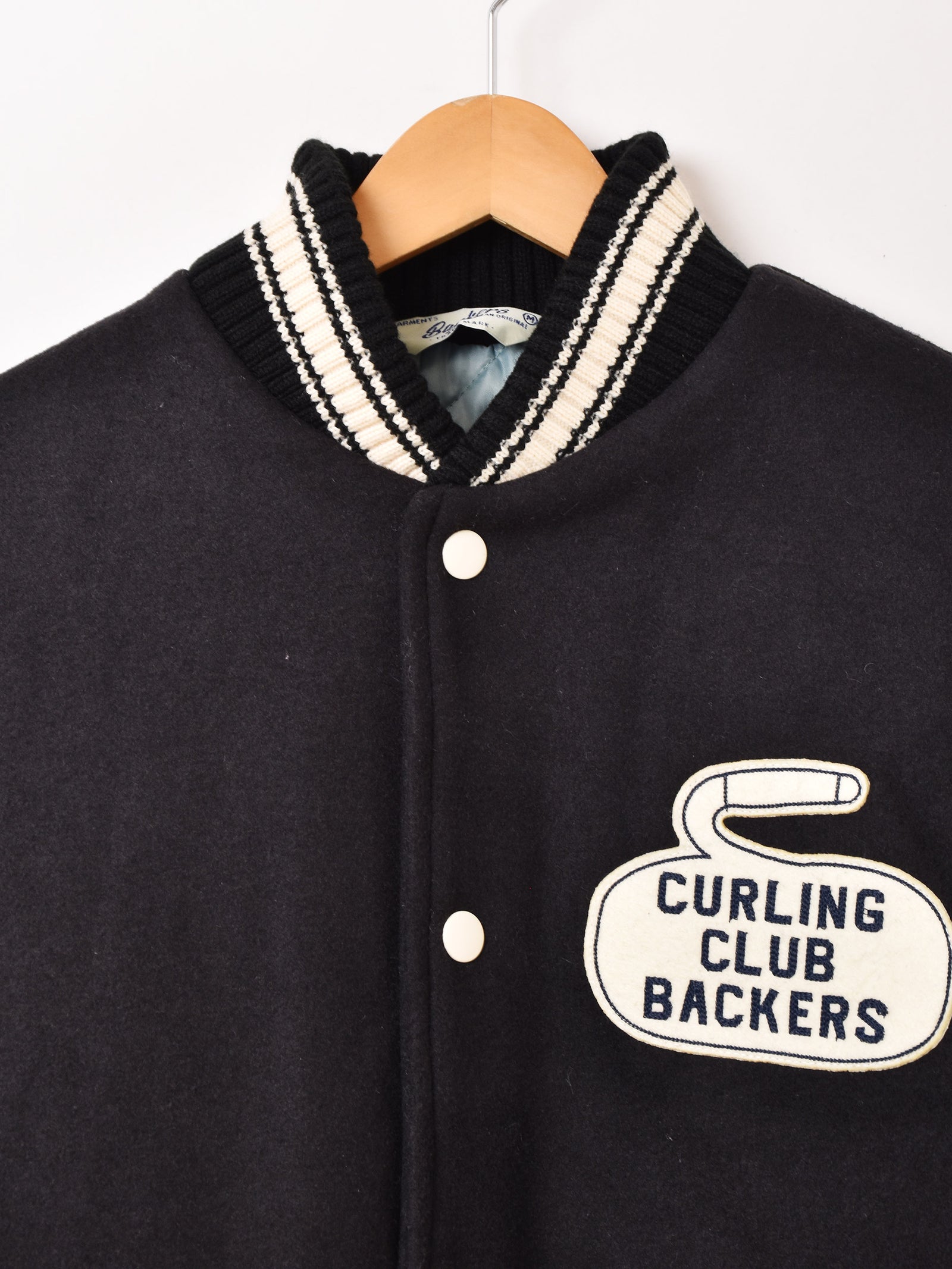 2色展開】Backers パッチ刺繍 スタジアムジャケット「CURLING CLUB 