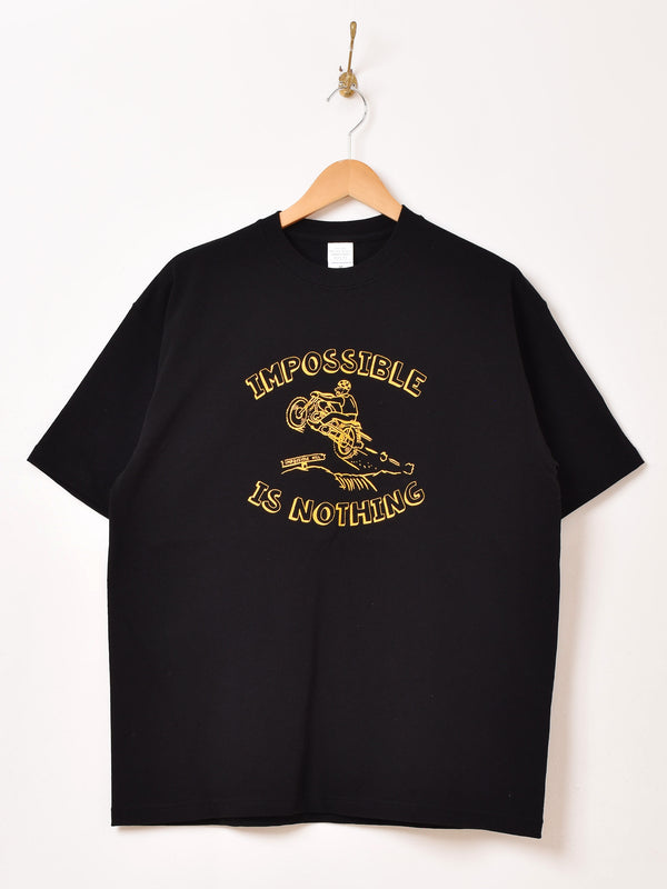 【2色展開】 プリントTシャツ「IMPOSSIBLE IS NOTHING」」