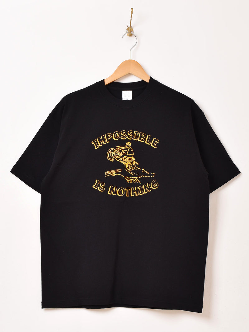 【2色展開】 プリントTシャツ「IMPOSSIBLE IS NOTHING」」