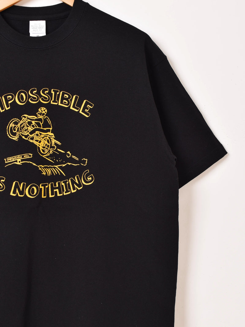 【2色展開】 プリントTシャツ「IMPOSSIBLE IS NOTHING」」