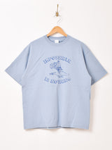 【2色展開】 プリントTシャツ「IMPOSSIBLE IS NOTHING」」