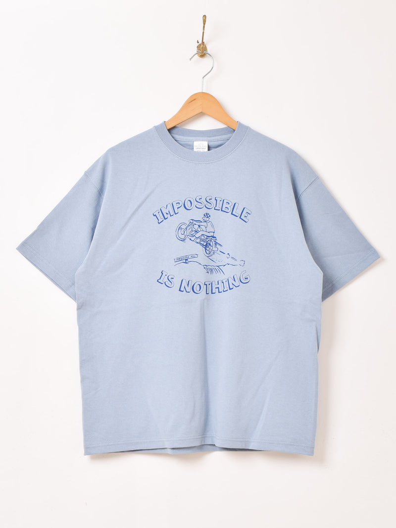 【2色展開】 プリントTシャツ「IMPOSSIBLE IS NOTHING」」