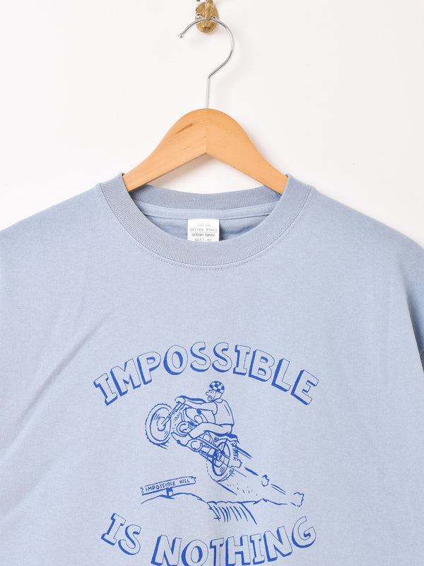 【2色展開】 プリントTシャツ「IMPOSSIBLE IS NOTHING」」