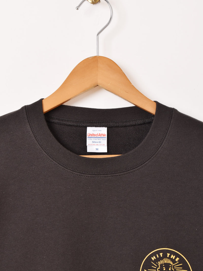 【2色展開】 プリント スウェットシャツ「HIT THE PANIC BUTTON」