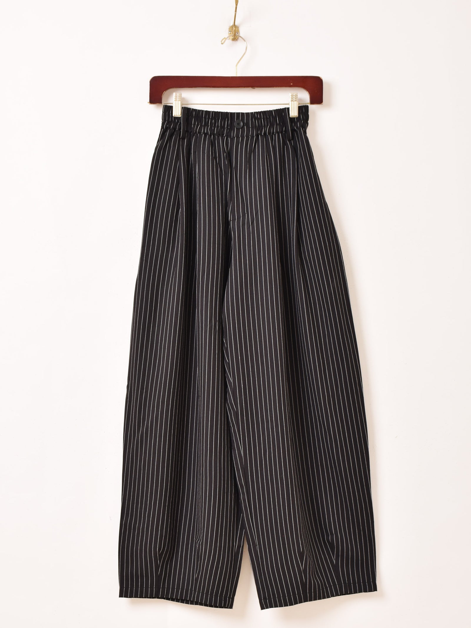 2色展開】Meridian タック入り ストライプ コクーンパンツ – 古着屋Top