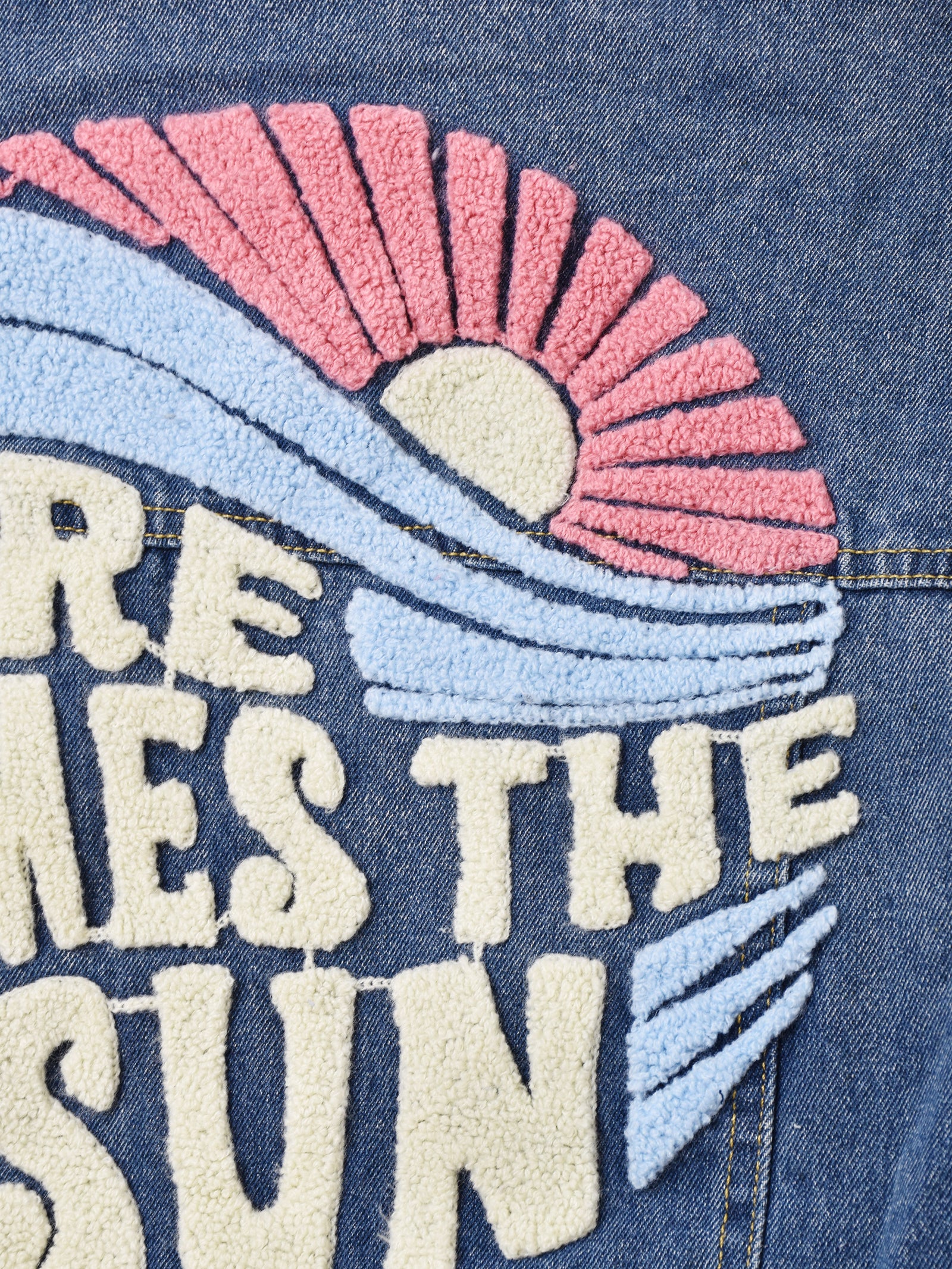 バック刺繍 デニムジャケット「HERE COMES THE SUN」 – 古着屋