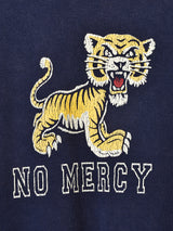 【2色展開】Backers プリント スウェットシャツ「NO MERCY」