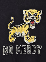 【2色展開】Backers プリント スウェットシャツ「NO MERCY」
