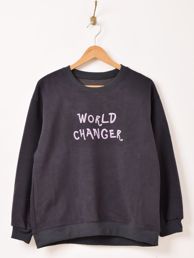 【2色展開】 刺繍ロゴ スウェットシャツ「WORLD CHANGER」