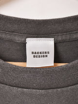 【2色展開】Backers プリントTシャツ「CHEEKY」