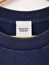 【2色展開】Backers プリントTシャツ「CHEEKY」