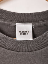 【2色展開】Backers プリントTシャツ「WOODLAND VARSITY」