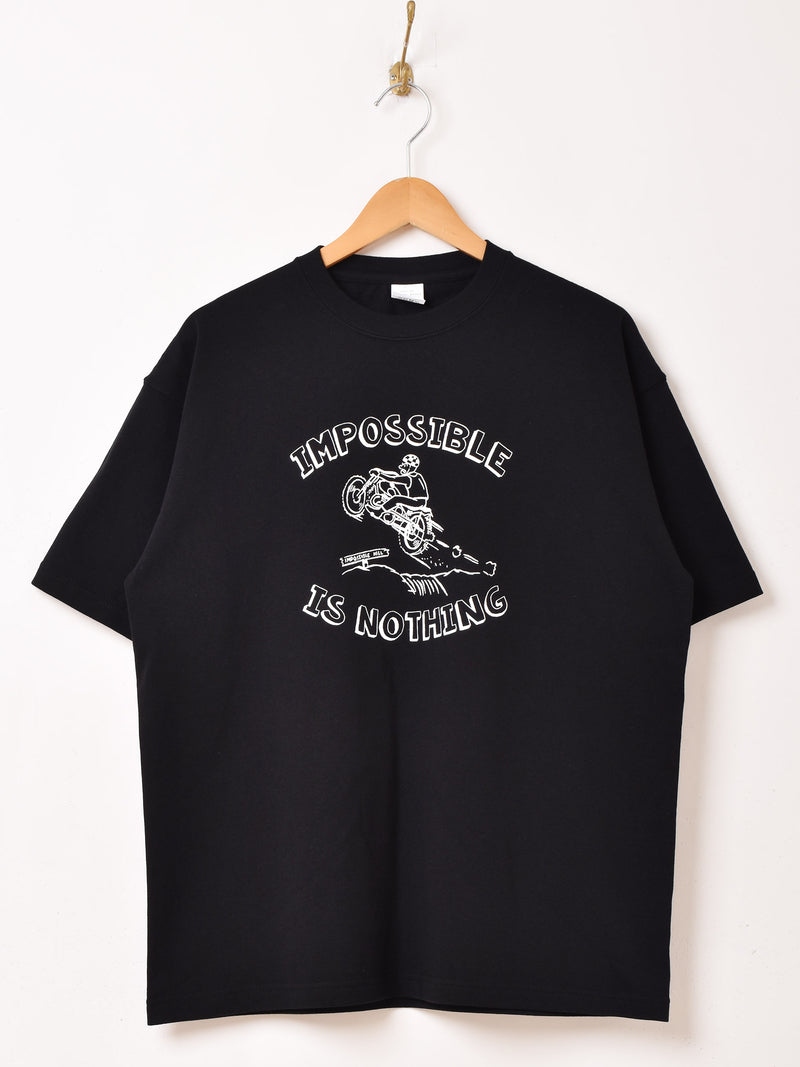 【3色展開】 プリントTシャツ「IMPOSSIBLE IS NOTHING」