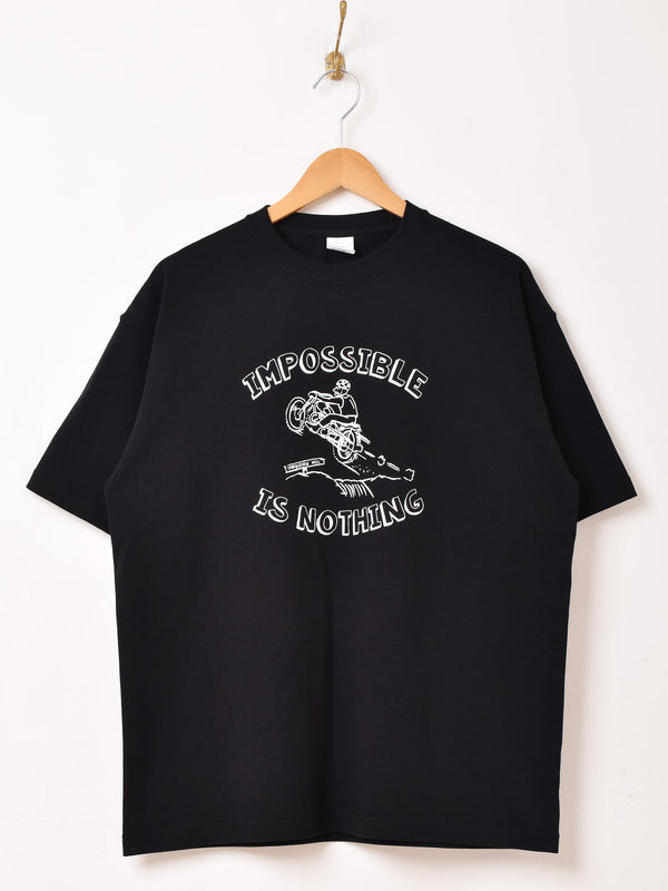 【3色展開】 プリントTシャツ「IMPOSSIBLE IS NOTHING」」