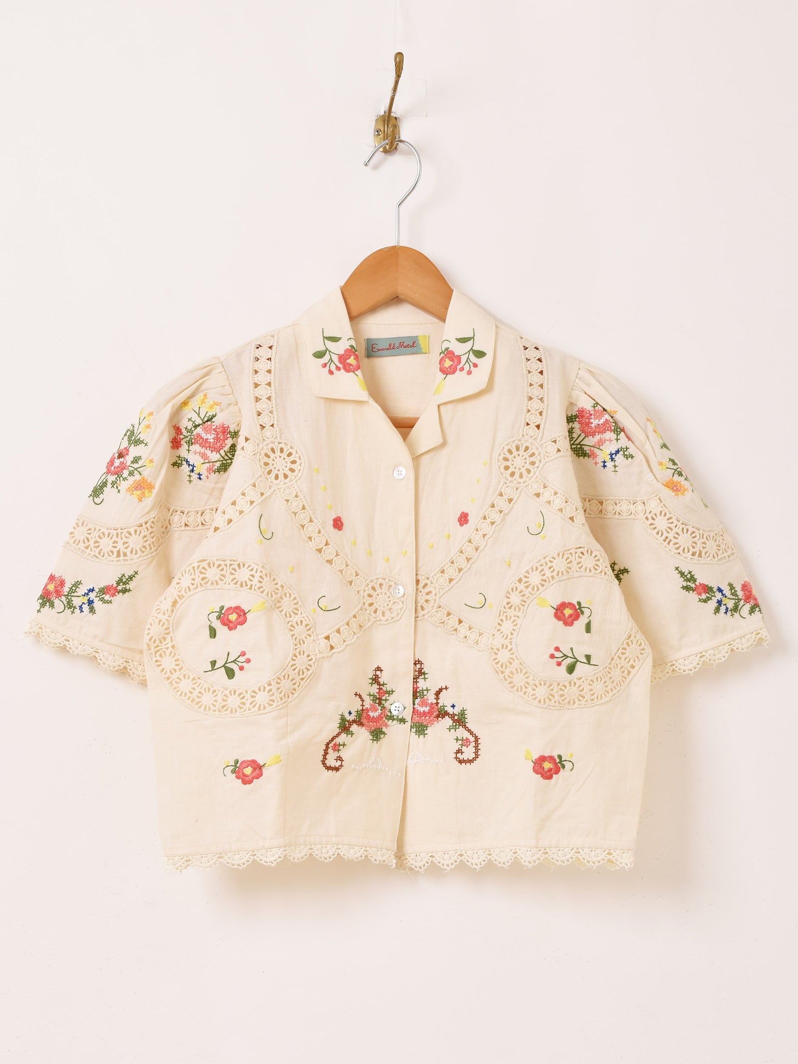 2色展開】Emerald Motel フラワー刺繍 コットンレース 半袖ブラウス