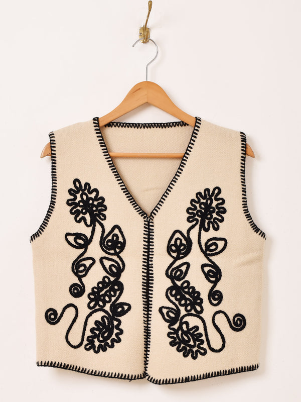 【2色展開】Meridian テープ刺繍 ニットベスト