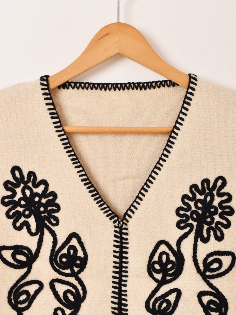 【2色展開】Meridian テープ刺繍 ニットベスト
