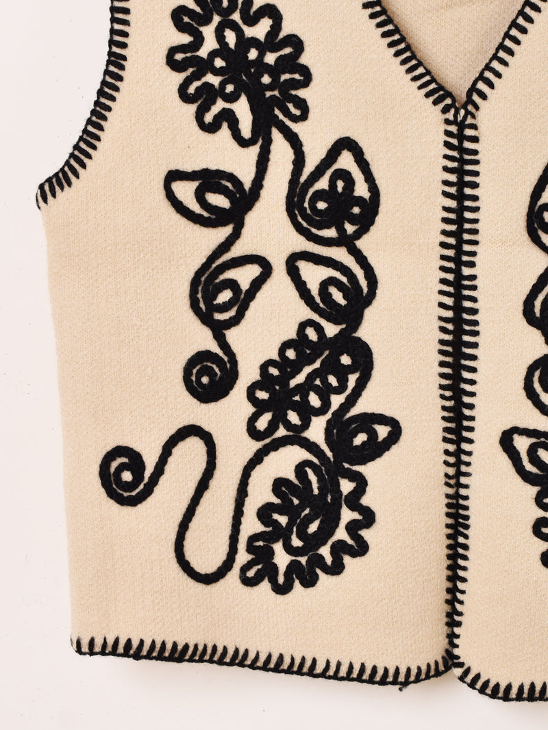 【2色展開】Meridian テープ刺繍 ニットベスト