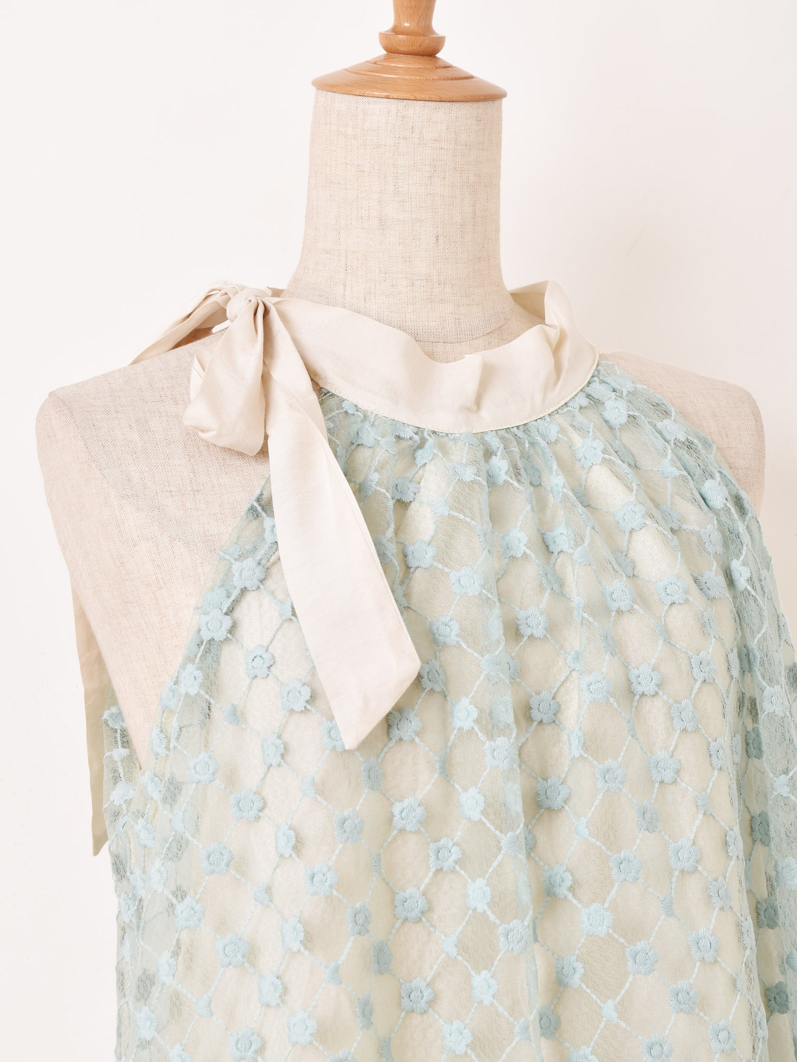 3色展開】Meridian 花柄 刺繍 シアー ノースリーブワンピース – 古着屋