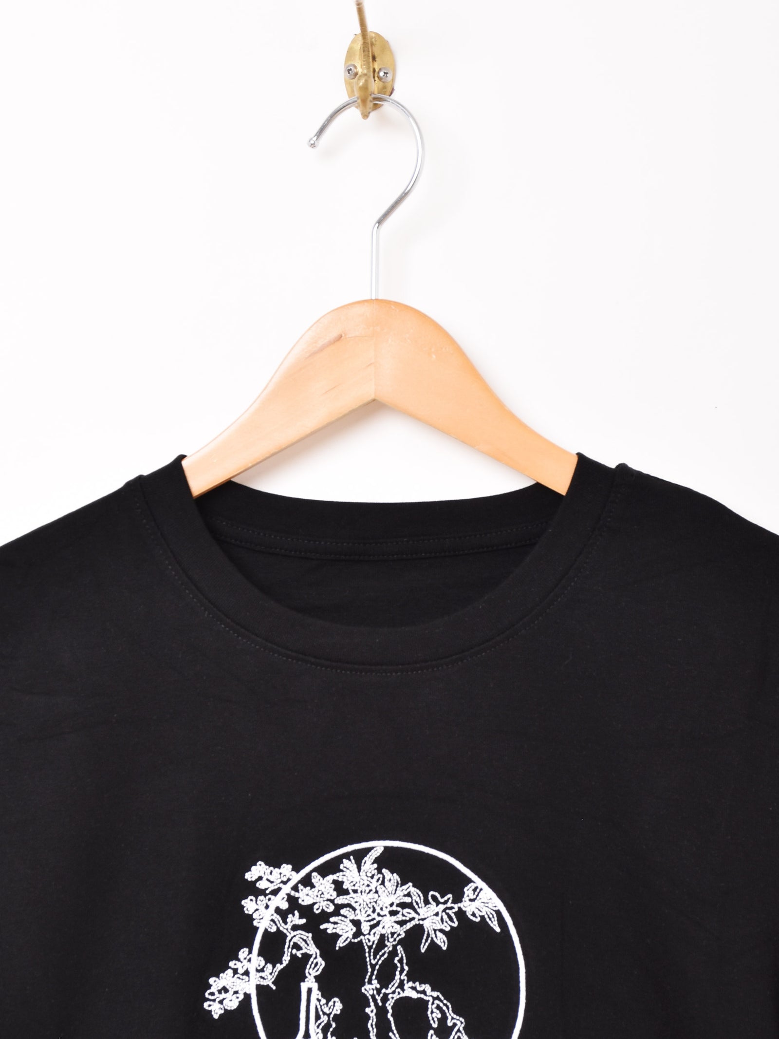 2色展開】 オリエンタルデザイン 刺繍入り Tシャツ – 古着屋Top of the