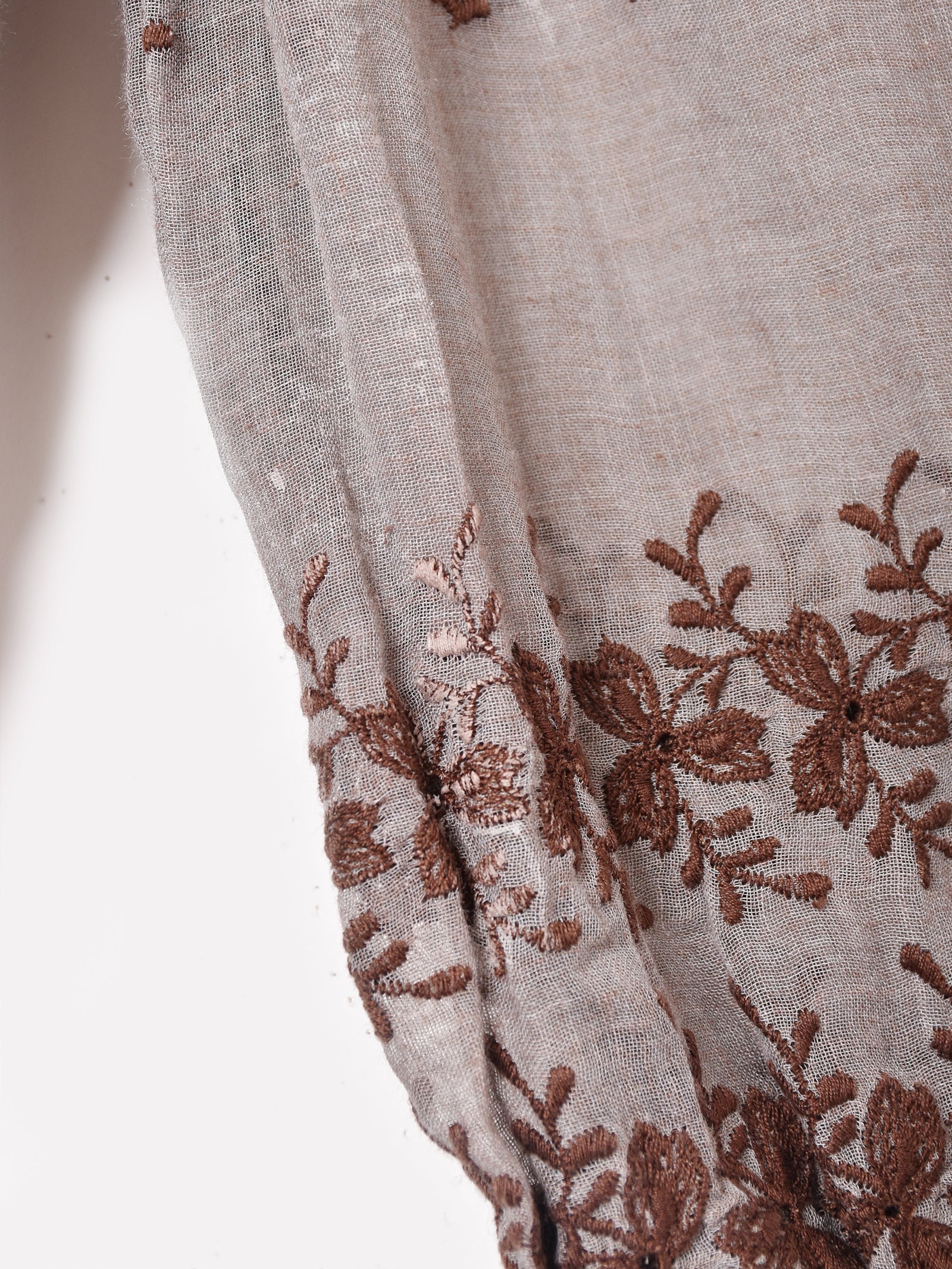 古布ワンピース　ロング丈　家紋　更紗　布団皮　紅花染め　型染め 後染め 刺繍 ビブカラー 7分袖ワンピース – 古着屋Top of the